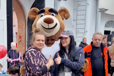 Pracownicy Marketingu SPZZLO Warszawa-Żoliborz z człowiekiem w stroju misia