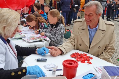 Burmistrz Żoliborz Paweł Michalec podczas badań pomiaru cukru na stoisku SPZZLO Warszawa-Żoliborz