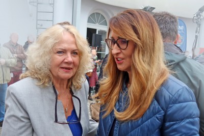 Dyrektor SPZZLO Warszawa-Żoliborz Małgorzata Zaława Dąbrowska rozmawia z wiceprezydent Warszawy Renatą Kaznowską