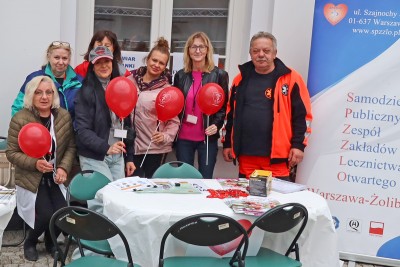 Pracownicy SPZZLO Warszawa-Żoliborz na tle swoje stoiska