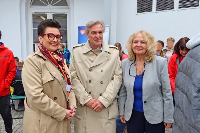 Dyrektor Małgorzata Zaława-Dąbrowska z burmistrzem i wiceburmistrzem Żoliborza na tle stoiska SPZZLO Warszawa-Żoliborz