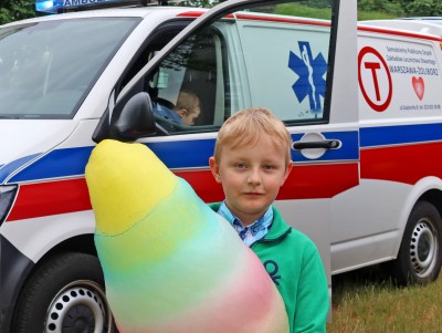 piknik rodzinny, namiot SPZZLO Warszawa-Żoliborz, chłopiec z watą cukrową