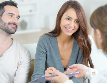 zadowoleni pacjenci wypełniający ankietę online