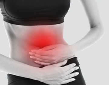 Kobieta trzymająca się za bolący brzuch