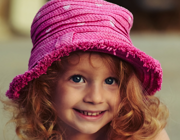 dziewczynka z pięknym uśmiechem 