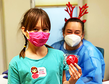 dziewczynka zaszczepiona siedzi na krzesełku z plasterkiem